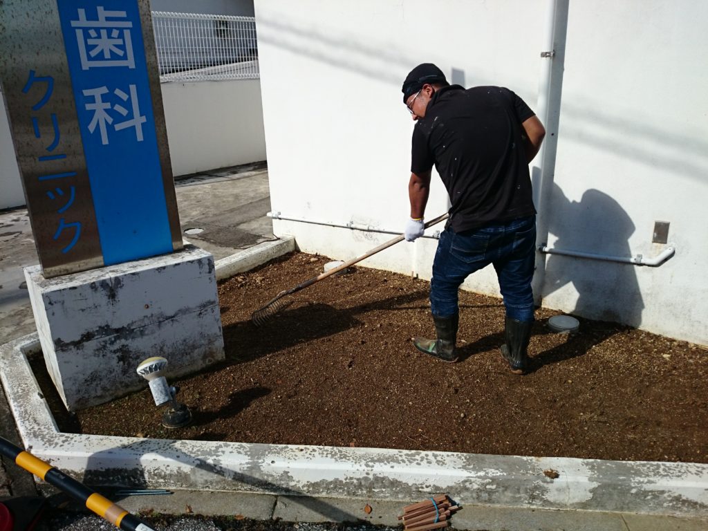 雑草の手入れや湿気に困っていた庭園をリフォーム