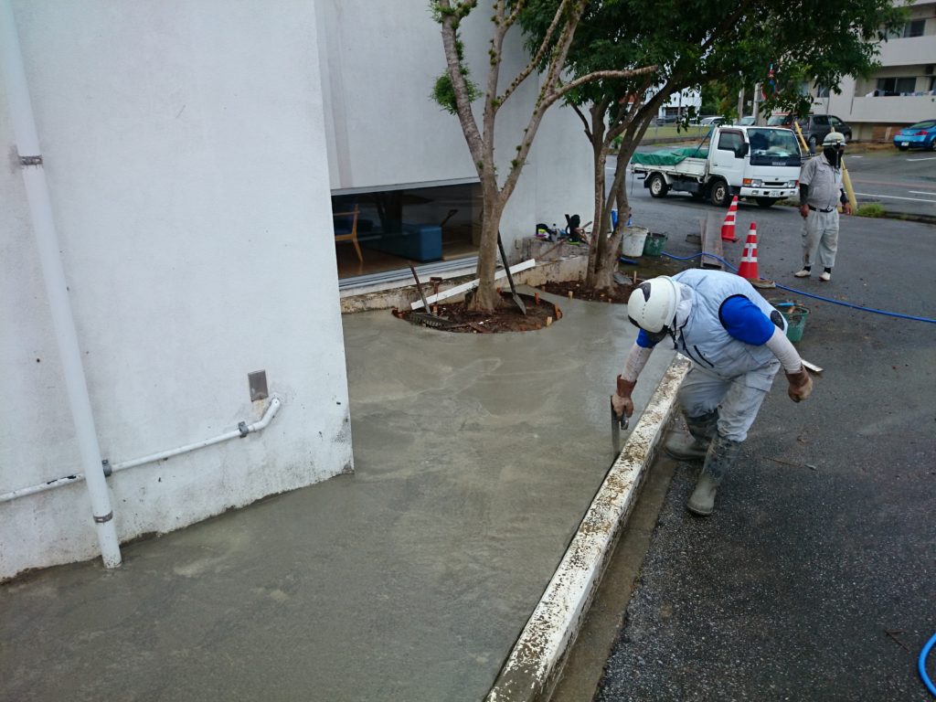 雑草の手入れや湿気に困っていた庭園をリフォーム