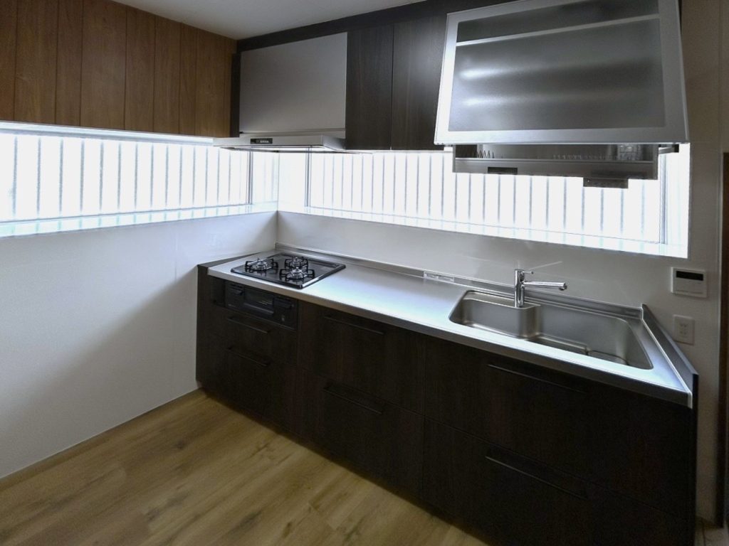 動線と清掃性を改善したキッチン取替リフォーム