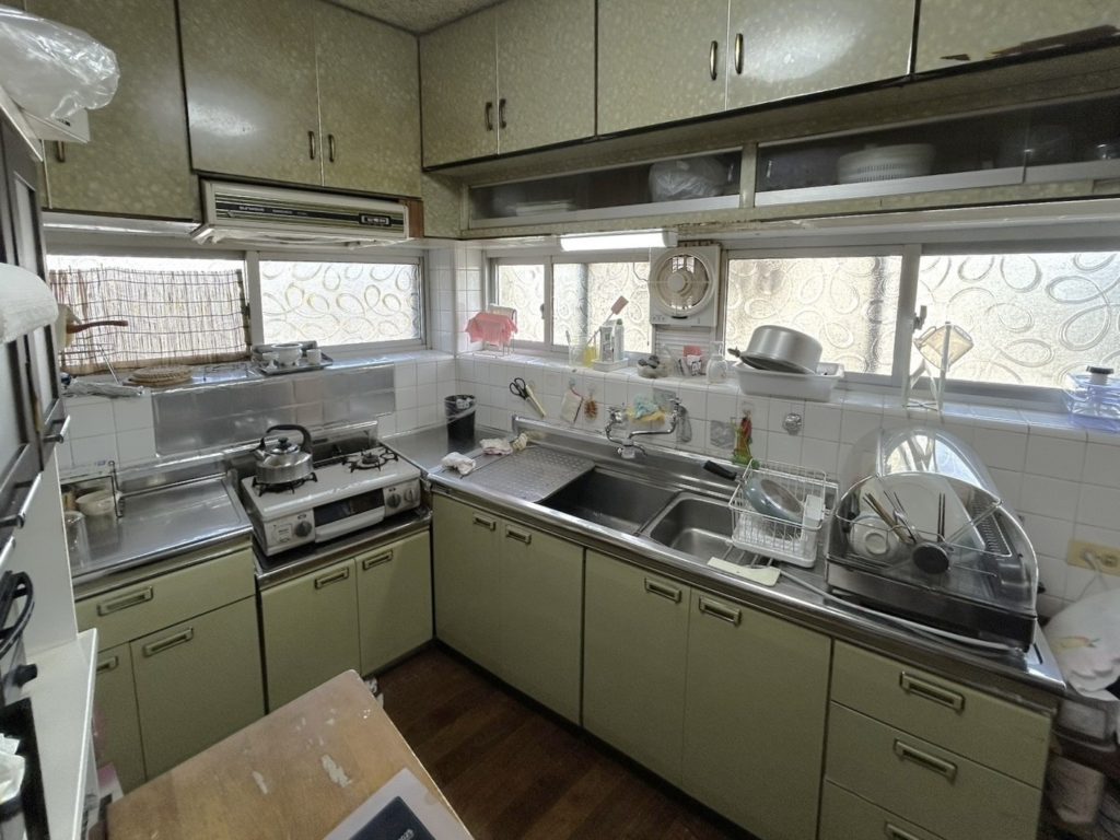 動線と清掃性を改善したキッチン取替リフォーム